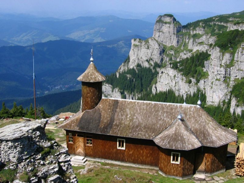 manastirea-de-pe-muntele-ceahlau